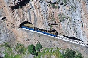 Το υπέροχο ελληνικό φαράγγι που διασχίζει η θεαματικότερη σιδηροδρομική γραμμή των Βαλκανίων