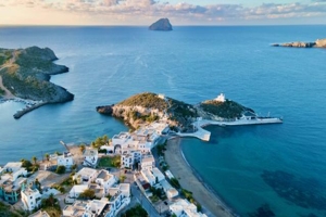 Η Χώρα των Κυθήρων είναι ένας από τους πιο ατμοσφαιρικούς προορισμούς του καλοκαιριού