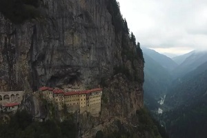 Ο τρόμος της πνευματικής, πολιτικής και στρατιωτικής ελίτ της Τουρκίας για την Παναγία Σουμελά: Οι λαοί μπορεί να αφανίζονται, αλλά τα σύμβολα παραμένουν